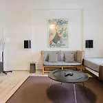 Lägenhet Bright & Charming 3-room